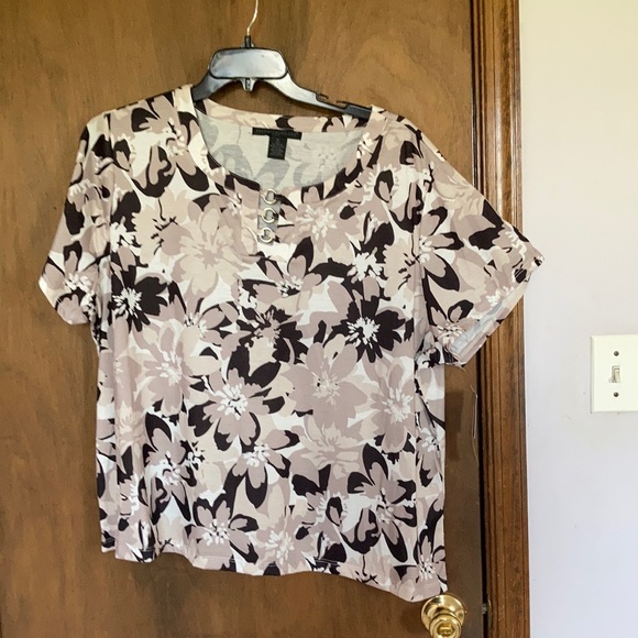 Preswick & Moore top floral print w detail at neckline neutral  3X - Picture 4 of 17